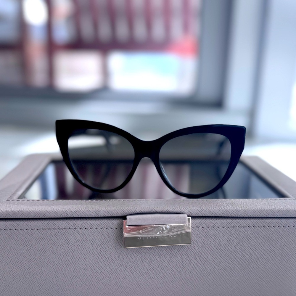Gucci cat eye oversized sunglassesa